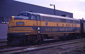 Ontario Northland RailwayのFP7。F7と比較し全長が伸びたので運転室寄りの丸窓とフィルター格子の間隔がF7より広くなっている。