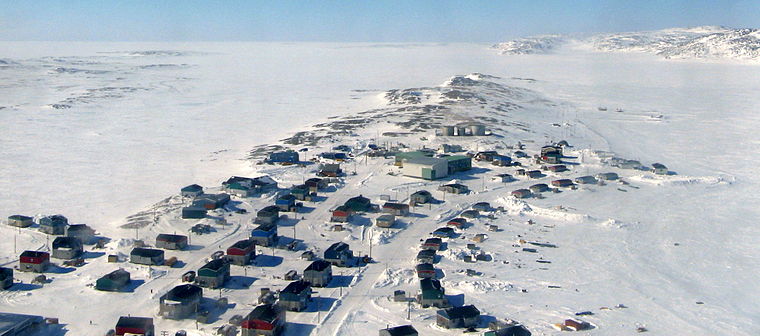 Vue aérienne du village nordique d'Akulivik