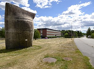 Administrationsbyggnad med "Skulptur i park" av Eva Lange