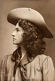 Annie Oakley c1903.jpg