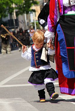 Dítě v tradiční látce z Aritza