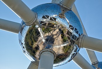 La sphère centrale de l'Atomium, à Bruxelles. (définition réelle 4 768 × 3 228)