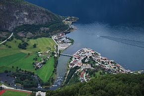 Blick vom Stegastein auf Aurlandsvangen, Ortsteil Onstad links, Zentrum auf der Nordseite rechts