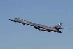 Rockwell B-1B Lancer поднимается в воздух на авиашоу Dyess AFB в 2015 году.