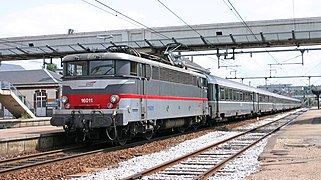 BB 16000 tractant des voitures Corail en gare d'Évreux-Normandie (2010).