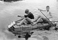 Menno Huizinga: Dva chlapci si hrají po osvobození na raftu z potravinářských plechovek a dřeva, léto 1945