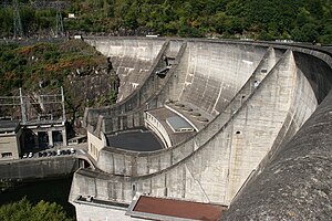 Staumauer und Kraftwerk von Chastang