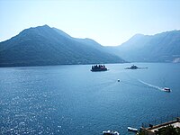 Baai van Kotor met Sveti Đorđe en Gospa od Škrpjela vanuit belfort Sint-Niklaaskerk