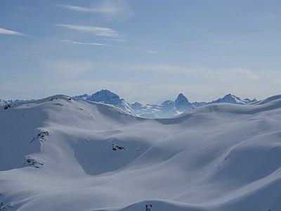 Blick nach Süden zum Hanengretji und dahinter die Bergüner Stöcke mit Piz Ela, Tinzenhorn und Piz Mitgel.