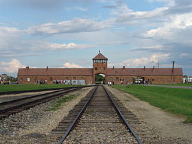 Entrée de Birkenau (Auschwitz II), vue depuis l'intérieur du camp