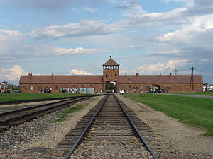 Entrée de Birkenau (Auschwitz II),vue depuis l'intérieur du camp