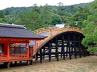 厳島神社反橋。手前の回廊に近い側の高欄頂部にある擬宝珠が、文化9年（1812年）三宅勘兵衛延政によるもの[2]。