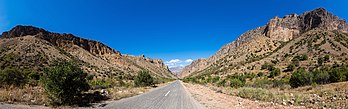 Vista panorâmica da estrada que atravessa o vale Amaghu, perto do mosteiro de Noravank, Armênia. (definição 16 083 × 5 037)