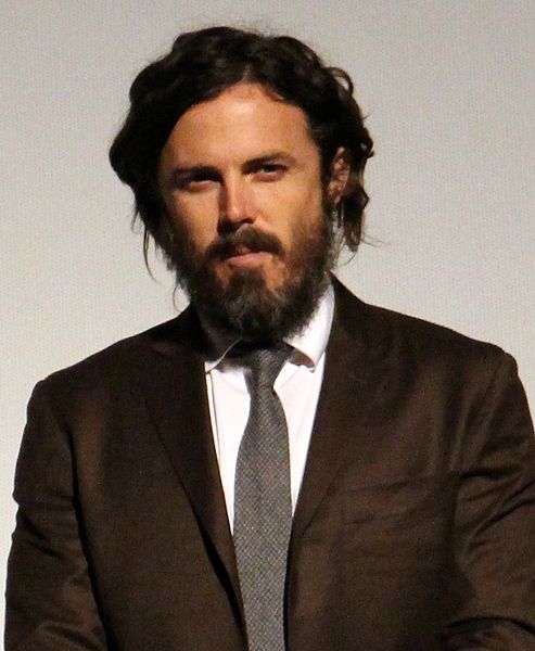 Arkivo:Casey Affleck at the Manchester by the Sea premiere (30199719155) (cropped).jpg