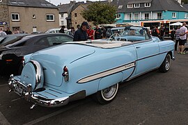 Cabriolet doté d'un pare-chocs allongé et d'une roue Continental.