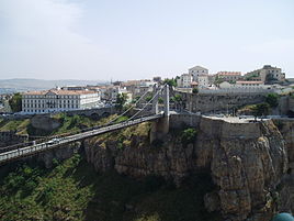 La colina Sidi M'Cid hill a uno de los lados del puente