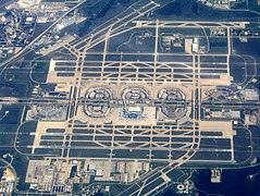 Dallasin kansainvälisellä lentoasemalla on seitsemän kiitotietä. Lentoasema on yksi maailman vilkkaimmista matkustajamäärällä mitattuna.