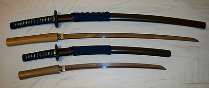 Daisho antike japoneze (samurai), që tregon grupin e montimeve të përputhura (koshirae).