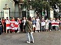 Unterstützer der belarussischen Opposition halten während der belarussischen Proteste 2020–2021 Flaggen mit Vytis (Pahonia).