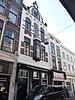 Drie assen breed winkel/woonpand op rechthoekige plattegrond bestaande uit drie bouwlagen onder een kap art nouveau, neorenaissance stijl