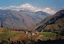 Petit village dans un paysage de haute montagne.