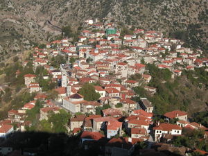 Vista aérea de Dimitsana, sede do município.