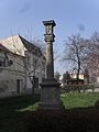 Dreieckige Säule mit Relief