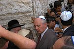 Michael Gorbatjov bär kippa i Jerusalem 1992.