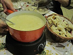 Fondue jurassienne au vin du Jura et au comté.