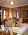 "Sitting room" familiale. La reine mère Elizabeth ainsi que la reine Élisabeth II avaient l'habitude de s'y réunir avec la famille maternelle.