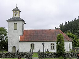 Grimmareds kyrka med Västergötlands landskapsvapen på tornet. Foto från 2012