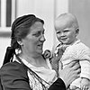 Das Bild von 1934 zeigt Guðrún Lárusdóttir mit einem ihrer Enkelkinder auf dem Arm.