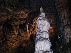 Stalagmit v jeskyni Baradla (Jósvafő / Aggtelek)