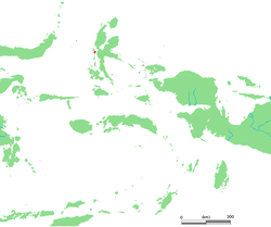 đảo Tidore nằm bên phải miền trung Halmahera, ngay phía nam của Ternate