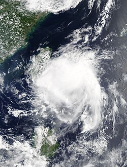 熱帶性低氣壓13W在7月22日重新組織，對流雲團開始覆蓋其中心。