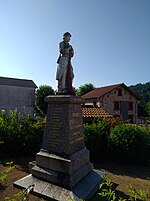 Poilu au repos (monument aux morts)