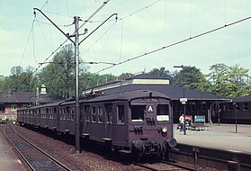 1972年，使用第一代哥本哈根市郊铁路列车的哥本哈根市郊铁路A线列车停靠在卡拉姆堡站。