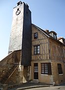 La tour de l'horloge, aux Andelys, recouverte d'ardoises.