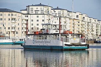 Sjöstadstrafikens färja M/S Lisen i Hammarby sjö.