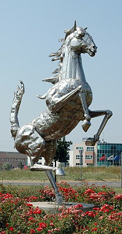 Propeti konjić, statua koja se nalazi u središtu gada