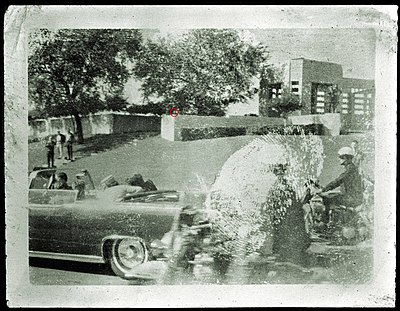Автомобиль президента США в Далласе 22 ноября 1963 года в момент покушения. Красным кружком отмечен «человек со значком»