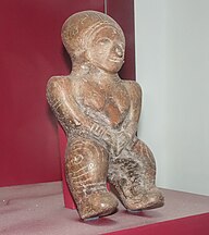 Vänster: Babylonisk lerplakett från cirka 2000 f.Kr. Höger: Prekolumbiansk konst – statyett av onanerande kvinna – på museum i Ecuador.