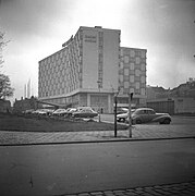 Widok na Hotel Merkury w 1964 od strony ul. Słowackiego