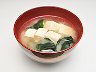 Японський суп місо з тофу, вакаме та зеленою цибулею