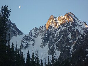 Colchuck Peak mit Colchuck-Gletscher auf der linken Seite