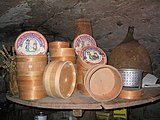 Käseformen und Span­schachteln für die traditionelle Munster-Herstellung