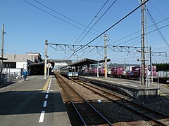 A view of the side and island platform in 2011. To the right is a freight train on a passing siding.