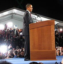 シカゴ市内のグラント・パークで大統領選勝利を宣言するオバマ氏