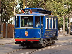 A vonalon közlekedő kék villamoskocsi