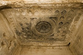 Temple gréco-romain de Bêl à Palmyre. Transcription en pierre des plafonds gréco-romains en bois et/ou en stuc.